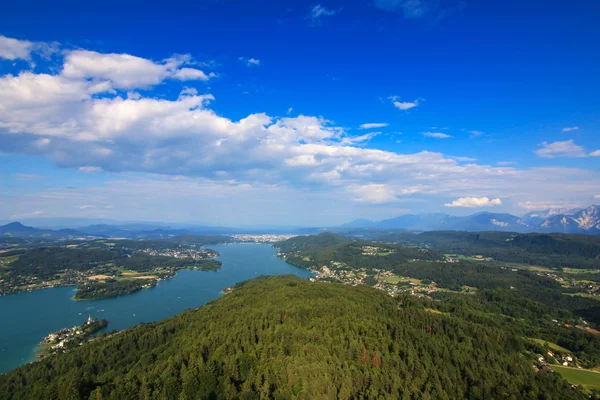 Alpine lake, Woerthersee, i den södra österrikiska delstaten Kärnten. — Stockfoto