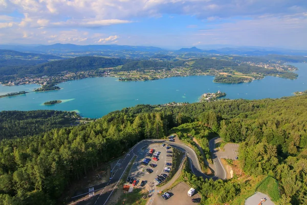 Alp görünümünü lake Woerthersee, Carinthia manzara