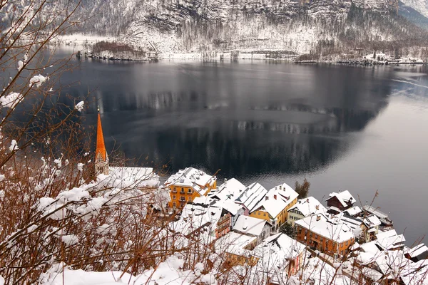Evanjelist çan kulesi ve Hallstaetter Göl boyunca Hallstatt Köyü — Stok fotoğraf