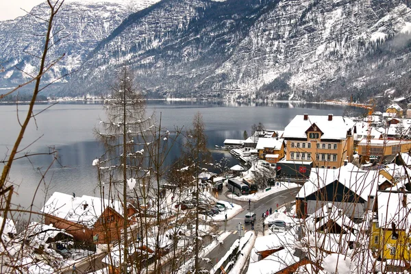 Pessoas caminhando à beira do lago em Hallstaetter See, Hallstatt Lake, Áustria — Fotografia de Stock