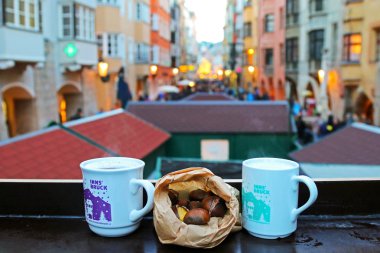 Mulled şarap gluhwein, Punsc, kavrulmuş kestane Noel Market, Avusturya