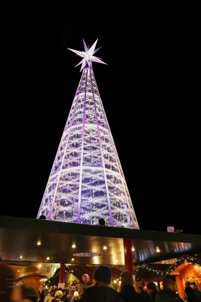 Árbol de Navidad de cristal Swarovski en Innsbruck, Austria — Foto de Stock