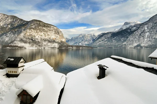 Будинків по Гальштат озеро з дахом, вкриті снігом — стокове фото