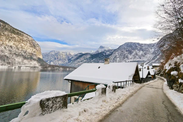 Uma rua estreita pavimentada ao longo do lago em Hallstaetter See, Hallstatt Lake — Fotografia de Stock