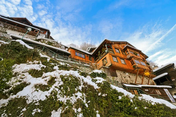 Edifícios na colina na aldeia de Hallstatt, na Áustria, durante o inverno — Fotografia de Stock