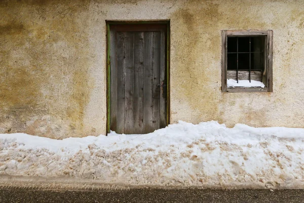 Giriş kapısı engelleme karla kaplı sokak — Stok fotoğraf