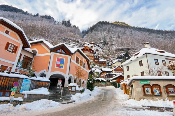 Gebouwen op de heuvel in Hallstatt village langs het Hallstaetter-meer in Oostenrijk — Stockfoto