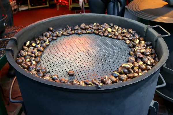 Roasted Sweet Chestnuts for sale during Christmas in Innsbruck, Austria — Stock Photo, Image