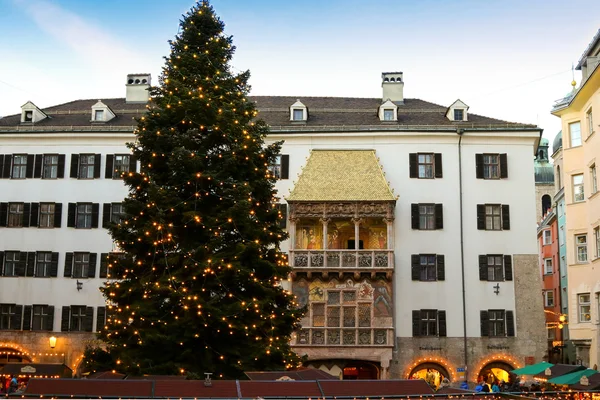 Weihnachtsmarkt mit riesigem Weihnachtsbaum in innsbruck, Österreich — Stockfoto