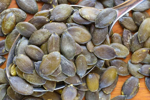 Uma colher de sementes de abóbora assadas — Fotografia de Stock