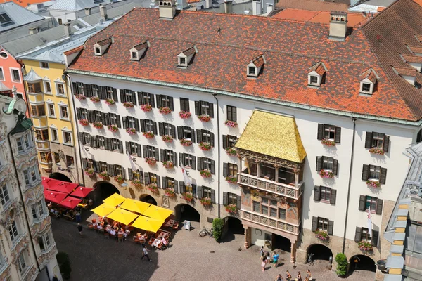 Vista de alto ángulo del icónico tejado dorado en Innsbruck, Austria — Foto de Stock