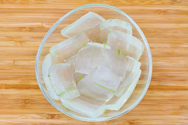 Un cuenco de vidrio lleno de plantas de Aloe vera recién recogidas — Foto de Stock