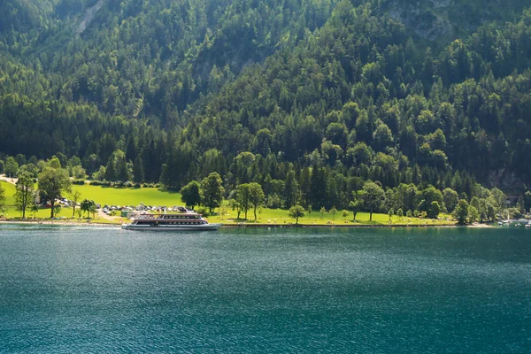 Um barco de balsa navegando ao longo do Lago Achensee, Áustria — Fotografia de Stock