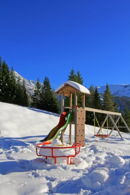 Bir dolambaçlı, salıncak, Avusturya'da kış aylarında karla kaplı Bahçesi slayt