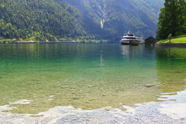 Yolcularla Achensee Lake in Tirol, Avusturya rıhtımda bekleyen bir feribot tekne