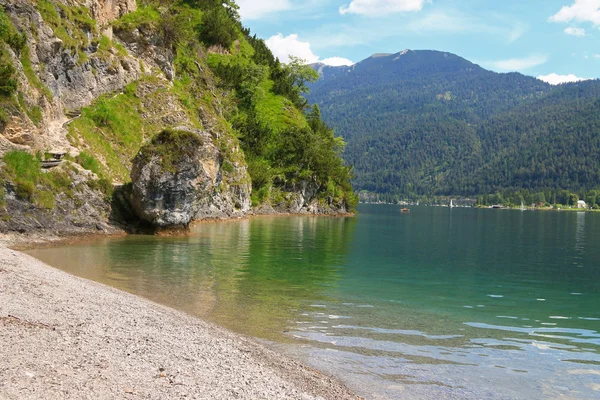 Achen Lake (Achensee) and the hiking path along the mountain — Stock Photo, Image