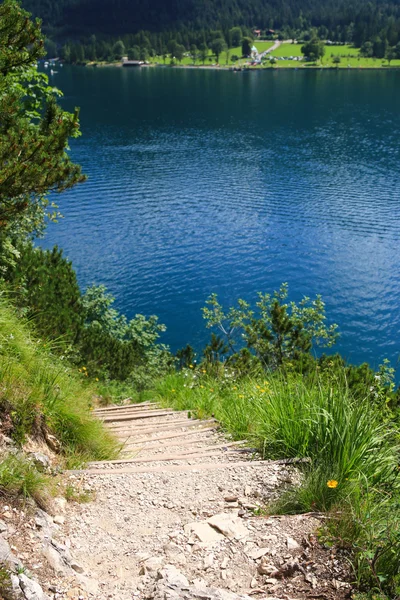 Turystyka piesza ścieżka wzdłuż jeziora Achen (Achensee), Austria — Zdjęcie stockowe