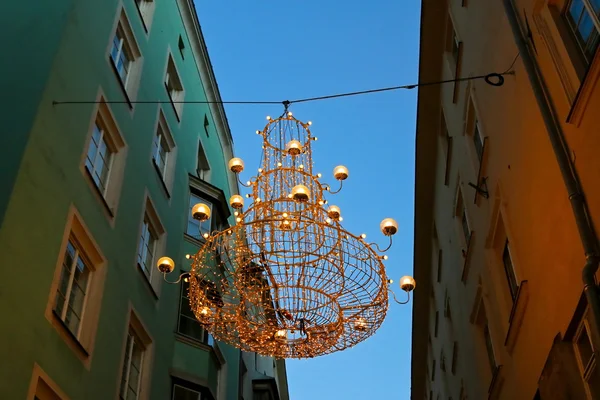 Luzes de Natal, um enorme candelabro pendurado em Innsbruck, Áustria — Fotografia de Stock