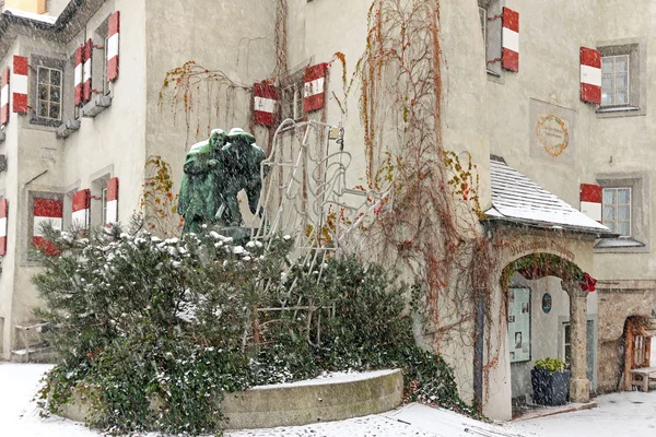 Het standbeeld van Ottoburg in de sneeuwval in de winter in Innsbruck, Oostenrijk — Stockfoto