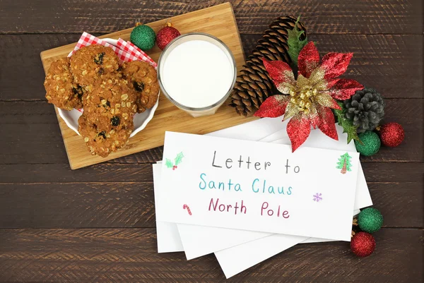 Biscoito caseiro ao lado de um copo de leite e cartas para Papai Noel — Fotografia de Stock