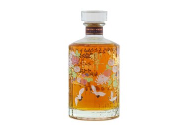 Beyaz izole bir şişe Suntory Hibiki 17 yaşında
