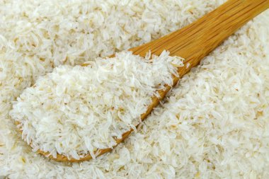 Bir kaşık kuru psyllium kabuğu lif kabızlık, irritabl barsak sendromu rahatlatmak için.