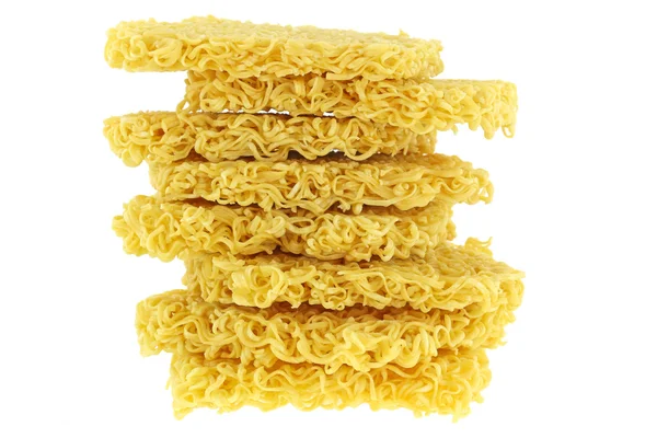 Bloky syrové a sušené instantní žluté nudle, asijské ramen — Stock fotografie