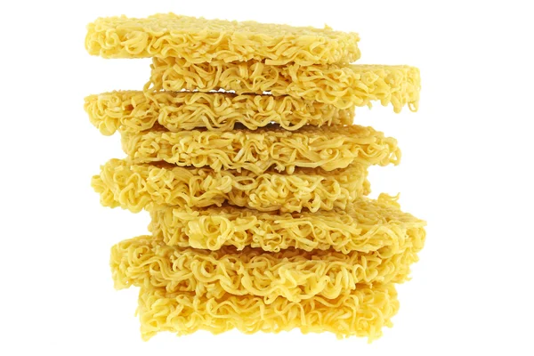 Block av rå och torkade gula snabbnudlar, asiatiska ramen — Stockfoto