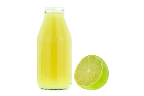 Una botella de jugo de limón junto a un enorme híbrido de limones Tahití sin semillas —  Fotos de Stock
