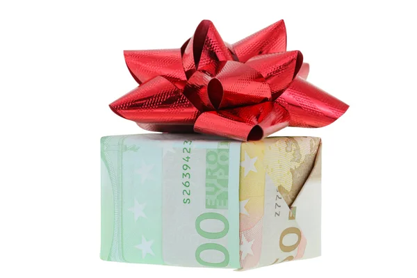 Una confezione regalo avvolta con banconote in euro decorate con nastro regalo rosso — Foto Stock