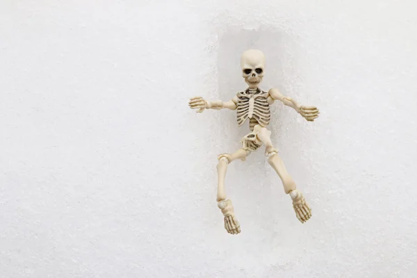 White skeleton trying to get out of a square grave — Stock Photo, Image