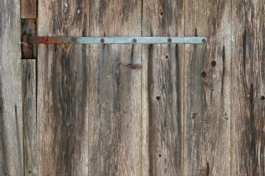 Rustik yıpranmış ahır ahşap bir parça metal ve çivi ile
