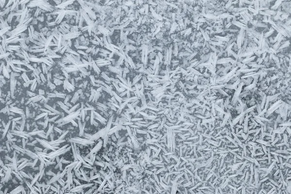 凍った水の表面上に形成する氷の結晶 — ストック写真