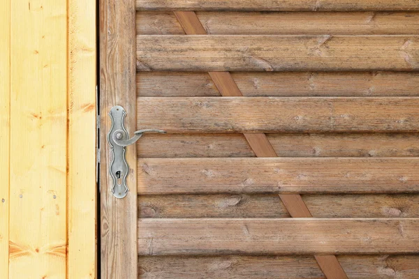 Puertas de madera en color marrón y amarillo con mango de metal — Foto de Stock