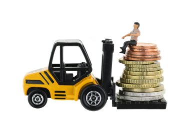 Bir forklift truc sikkelerinde Euro yığını üzerinde oturan minyatür adam