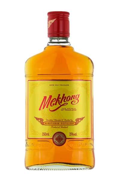 En 350 ml. flaska Mekhong whisky isolerad på vit — Stockfoto