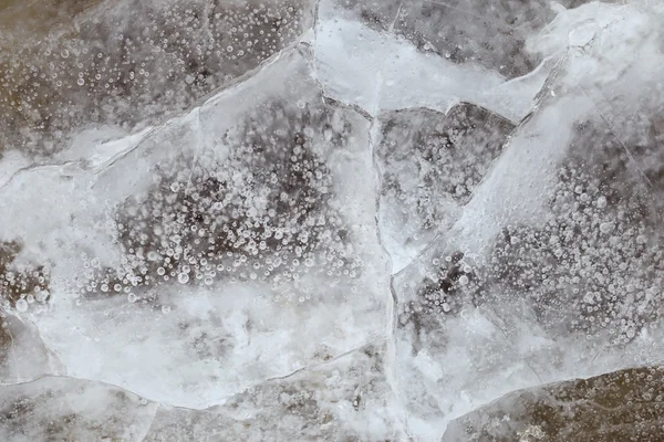 凍結する水の表面に亀裂、泡、傷 — ストック写真
