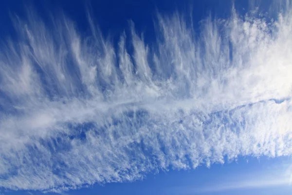 Φυσικός σχηματισμός Cirrus σύννεφα σε ένα μπλε του ουρανού κατά τη διάρκεια του χειμώνα στο E — Φωτογραφία Αρχείου