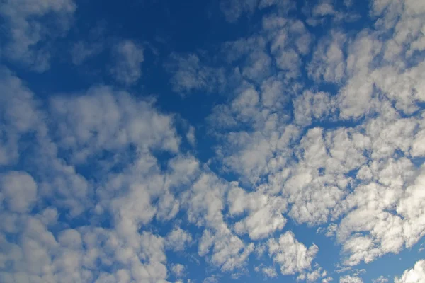 Φυσικός σχηματισμός Cirrocumulus σύννεφα σε ένα μπλε του ουρανού κατά τη διάρκεια του χειμώνα — Φωτογραφία Αρχείου
