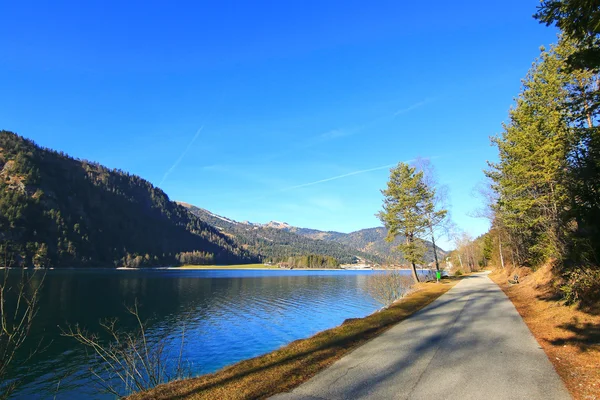 Bicycle and walking path along the Achensee Lake during winter i — Stock Photo, Image