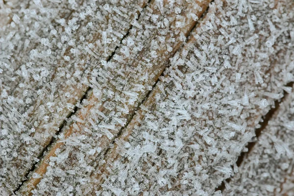 Cristaux de glace se formant sur la surface en bois le matin — Photo