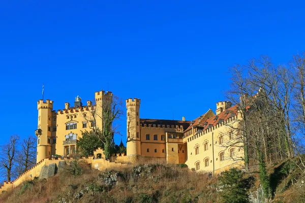 La façade du château de Hohenschwangau situé sur la colline de Schwangau, Allemagne — Photo