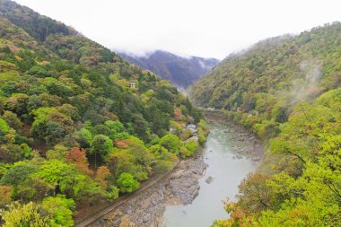 Sisli öğleden sonra Hozugawa nehir Arashiyama Park: Kyoto, Japan