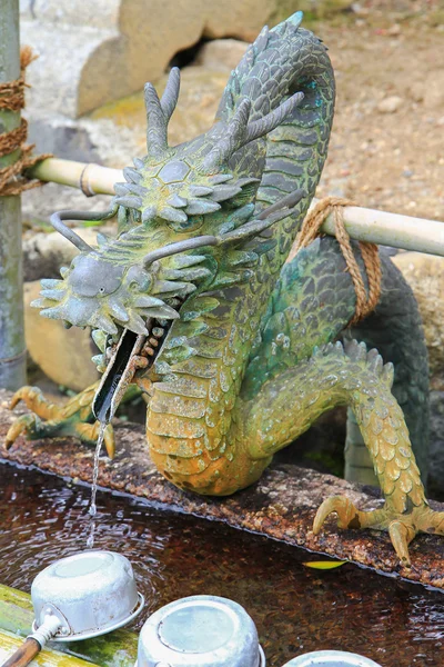Água a correr pela boca do Dragão no Nigatsu-do Hall, Nara — Fotografia de Stock
