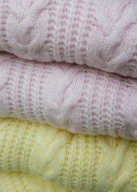 Pembe ve sarı renkli üç katmanlı örgü karmaşık desenler ve yumuşak dokular sergiliyor..