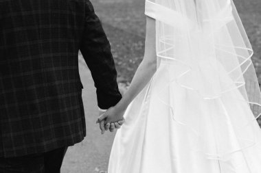 Gelin ve damat birlikte dolaşır, el ele tutuşur, güzel bir açık havada özel anlarının tadını çıkarırlar..