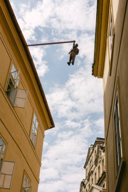 1996 'da Prag CZ' de bir direğin üzerinde dengede duran ve David Zerny 'nin 