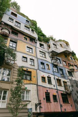 Viyana 'da parlak renkleri ve dış yüzeyinde büyüyen bitkilerle birlikte yaratıcı şehir mimarisini gösteren bir bina..