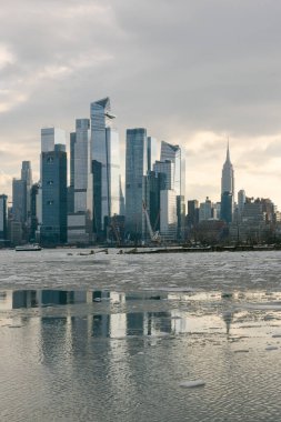 New York 'taki binalar, öğleden sonra saatlerinde suların yansımasıyla ayakta dururlar..