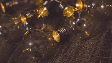 Elektrik çelenkleri karanlıkta bir ampul şeklinde parlıyor.